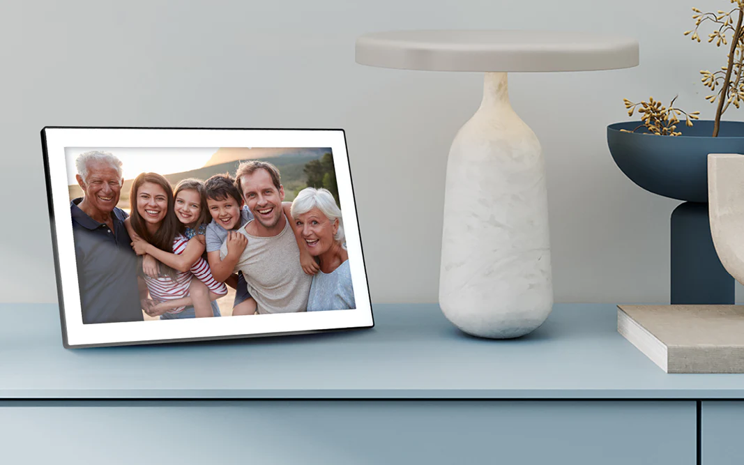 Gumug Smart Frame displaying a family photo